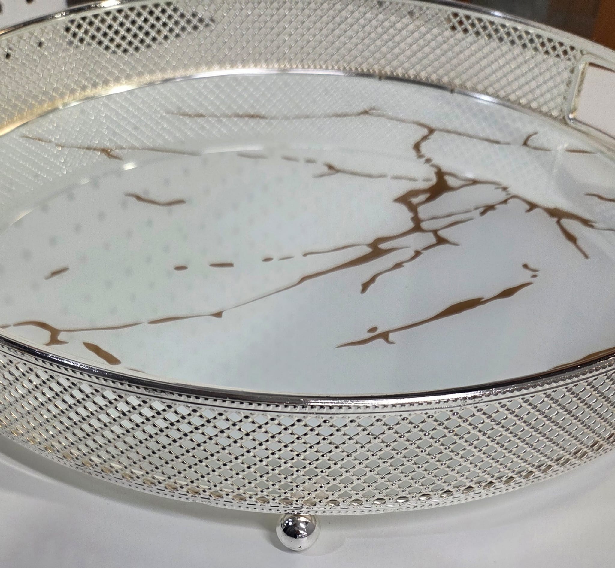 Tray round with a white and gold marble pattern.