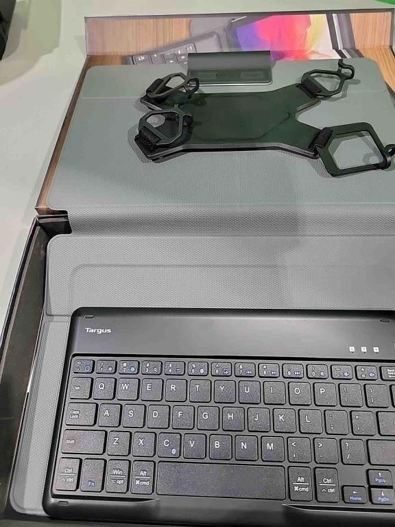 Safe Fit™ Universal 9.5"-11.5” Bluetooth Keyboard Case with 360º Rotation