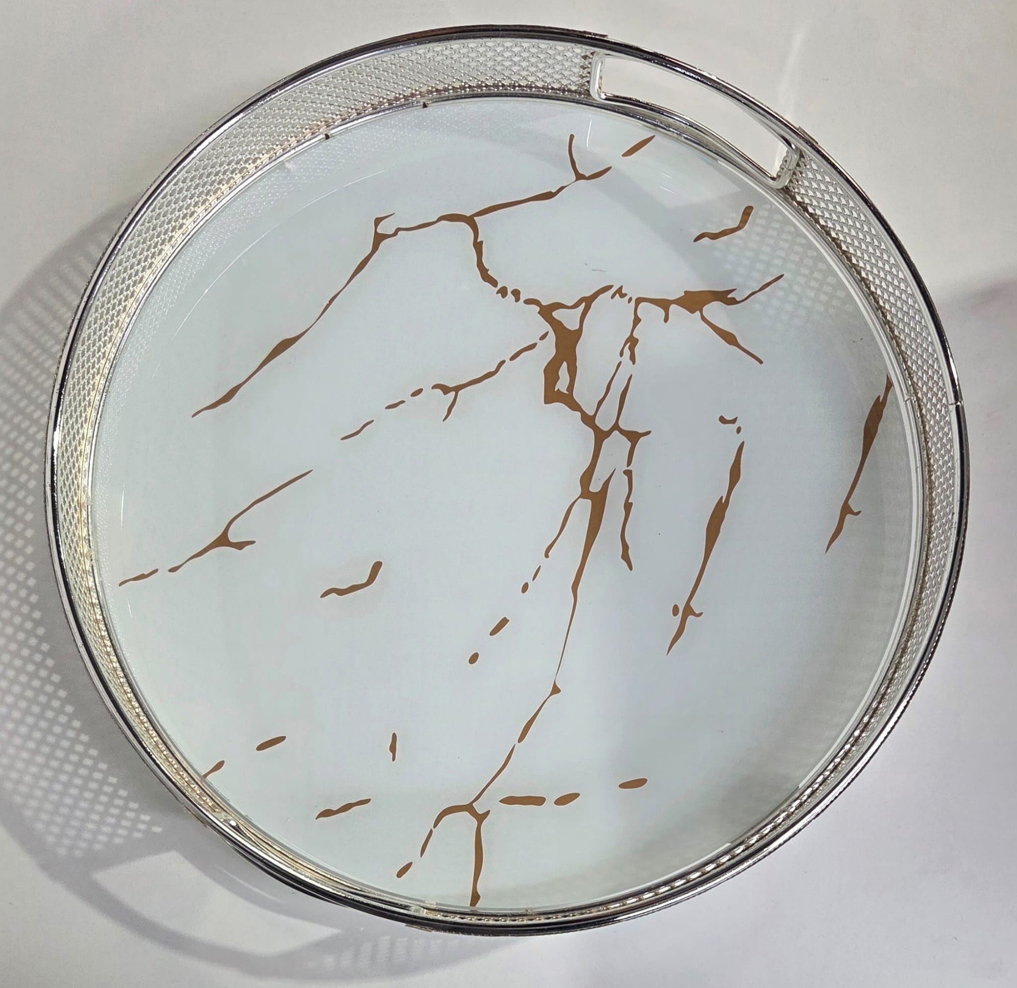 Tray with a white and silver marble pattern.