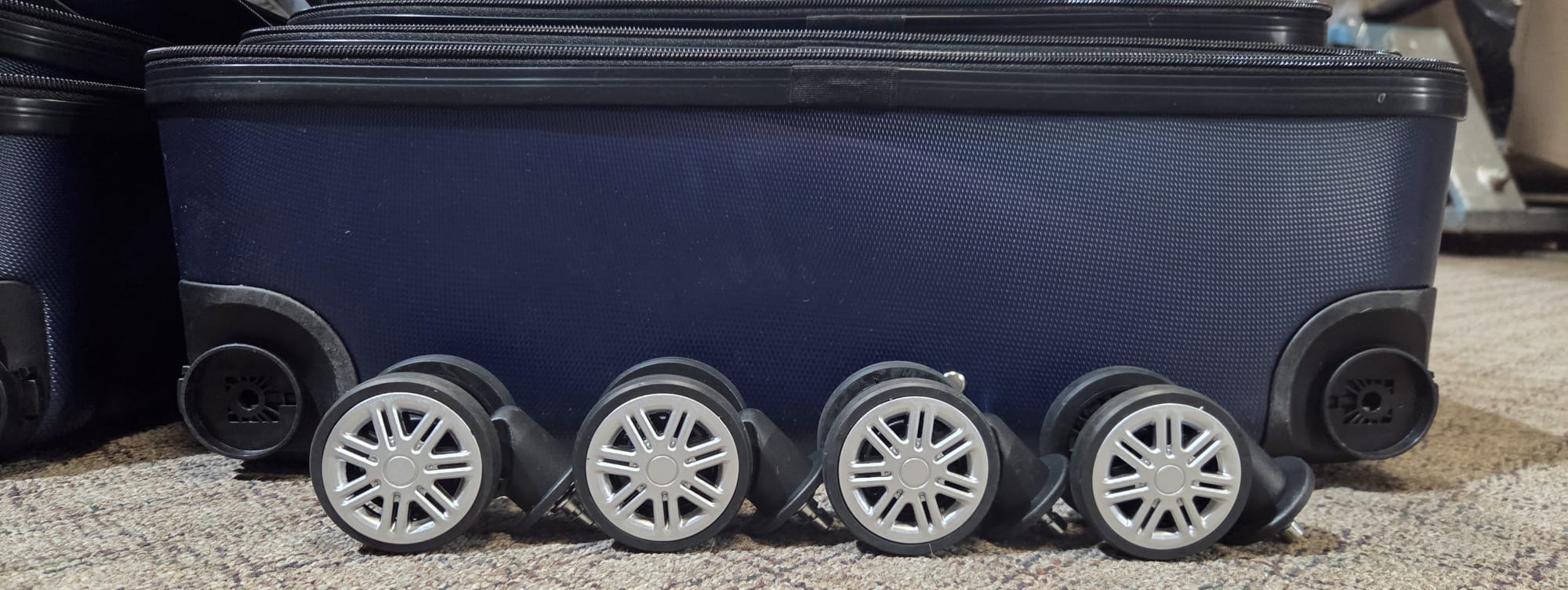 Hardside Spinner Luggage SIZE 28"