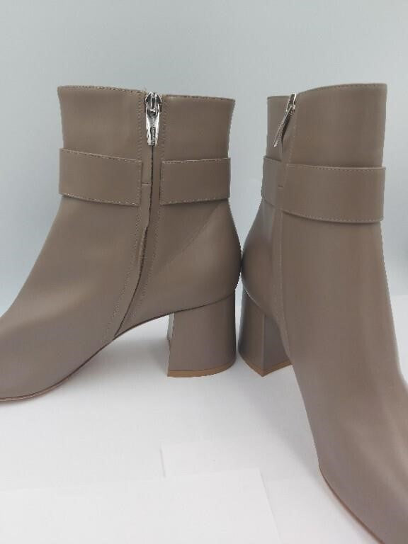 Gianvito Rossi, Womens, Leather Buckle Pointed-Toe