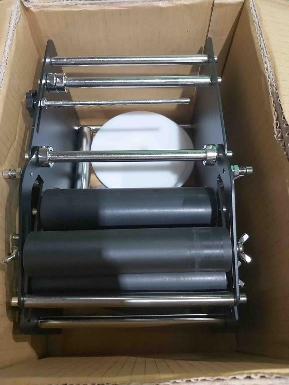 VEVOR Manual Round Labeling Machine, 15-20pcs/min, Bottle Label Applicator for Round Bottles, Adjustable Manual Round Bottle Labeler Suitable for Bottle Diameter 0.78-4.72 inches (with Pressing Bar) Model MT-30