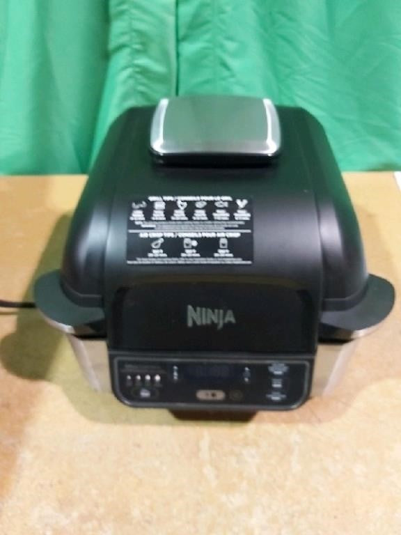 Ninja AG300C, Foodi 4-in-1 Indoor Grill with 4-Quart Air Fryer, Roast, Bake, and Cyclonic Grilling Technology, Black/Silver, 1760W -