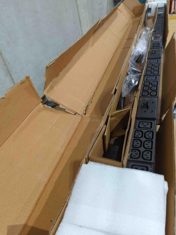 APC Rack PDU 2g, Metered, Zerou, 8.6kw, 208v, (36) C13 & (6) C19 & (2) 5-20